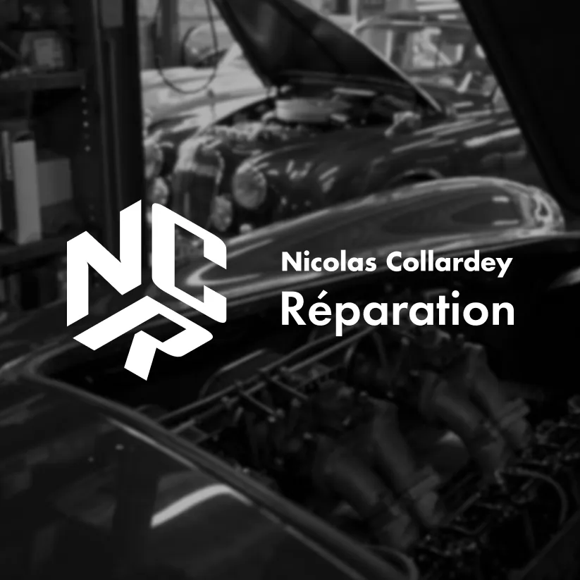 Logo blanc Nicolas Collardey Réparation appliquée sur une photo de moteur automobile.